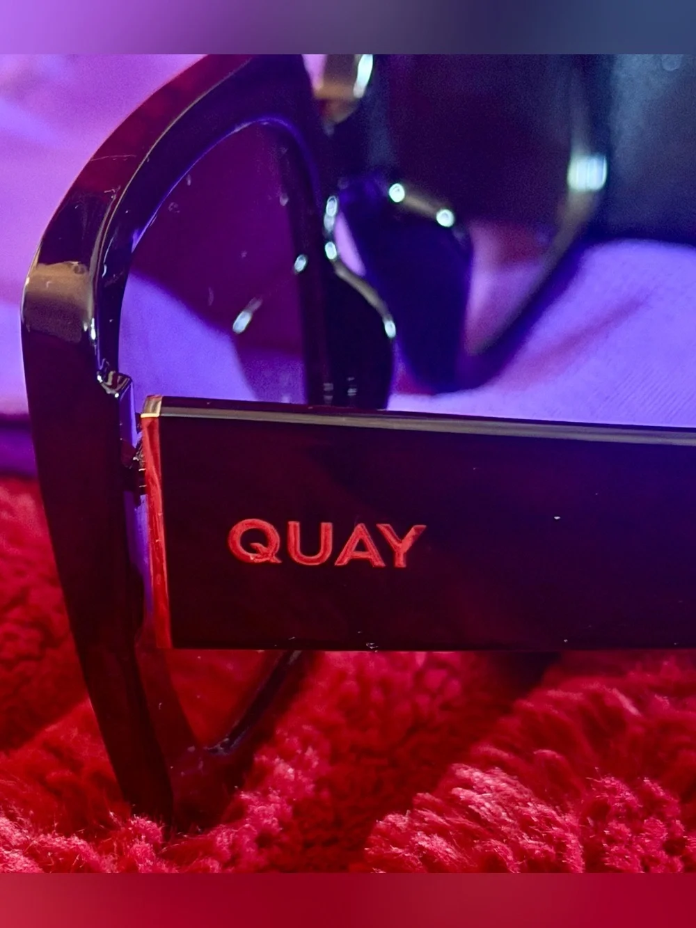🕶️ Quay Australia Black Square Frame Sunglasses with Yellow Microfiber Cloth
